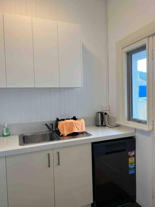 Sunny Apartment In Central Karori Wellington Bagian luar foto