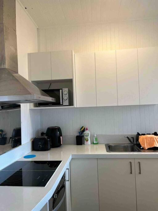 Sunny Apartment In Central Karori Wellington Bagian luar foto