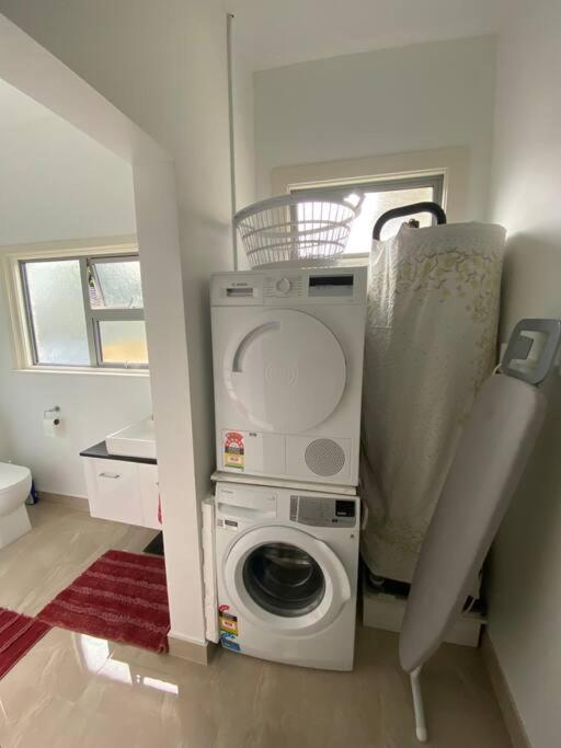 Sunny Apartment In Central Karori Wellington Bagian luar foto