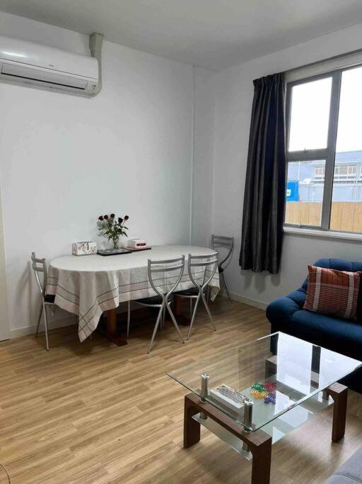 Sunny Apartment In Central Karori Wellington Bagian luar foto