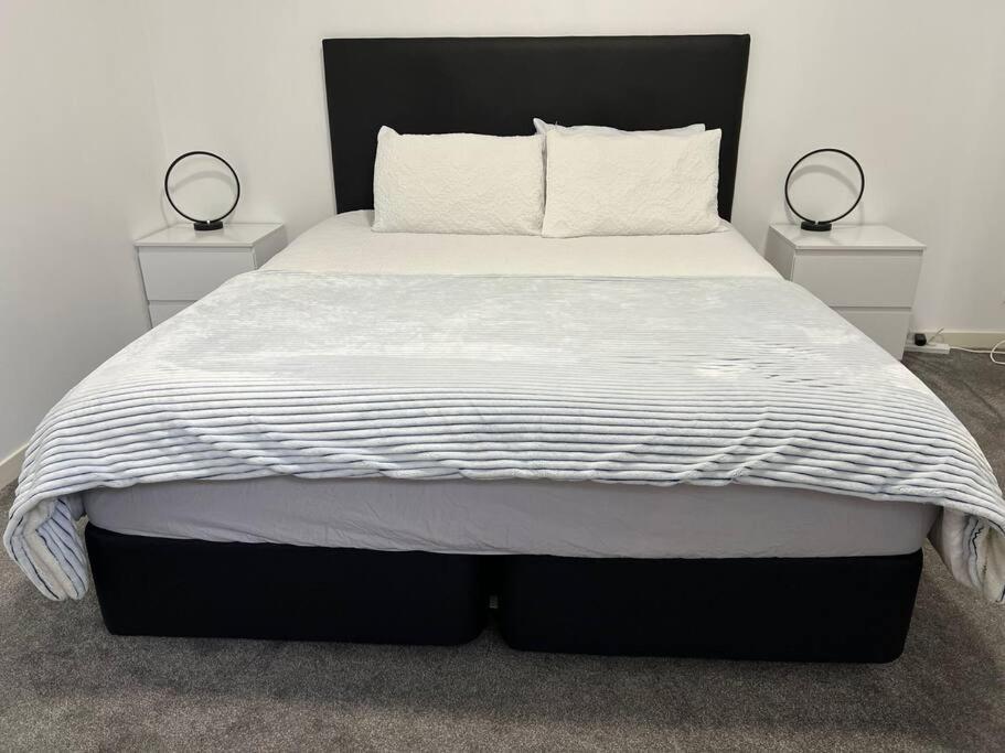 Sunny Apartment In Central Karori Wellington Bagian luar foto